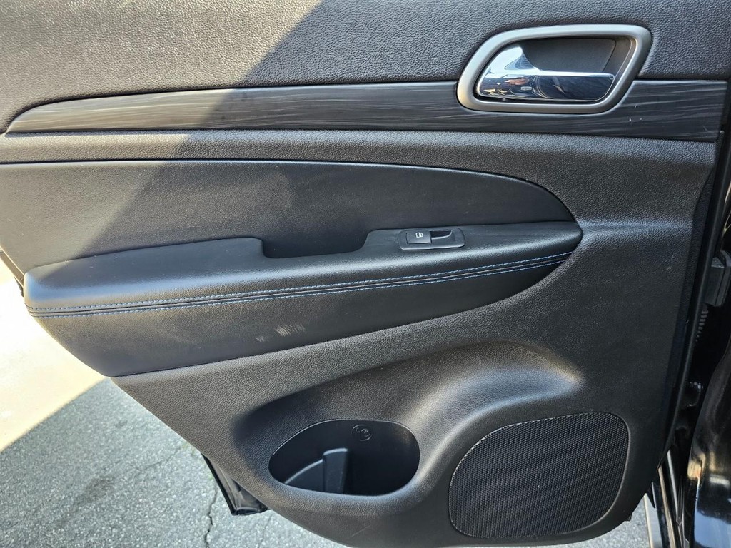 Jeep Grand Cherokee Vehicle Full-screen Gallery Image 31