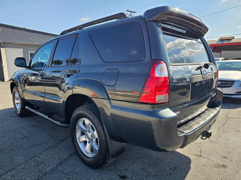 Toyota 4Runner Vehicle Full-screen Gallery Image 4