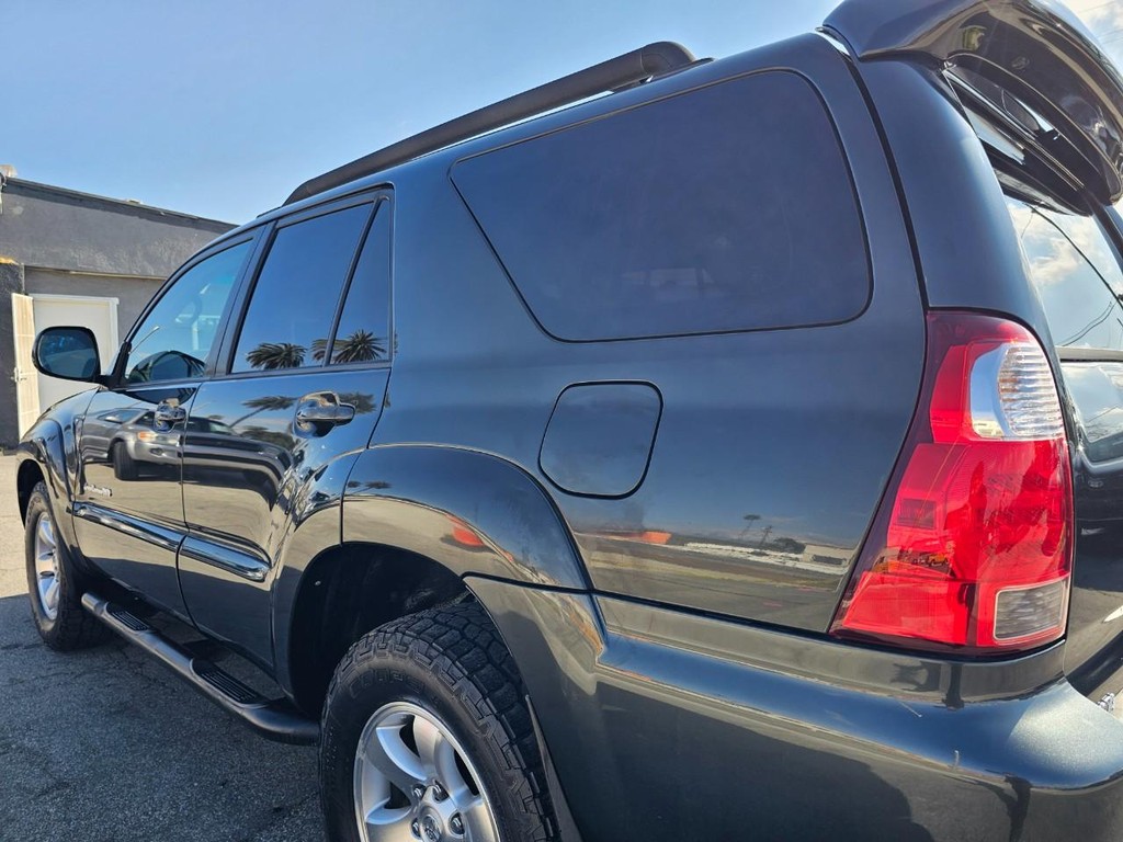 Toyota 4Runner Vehicle Full-screen Gallery Image 12