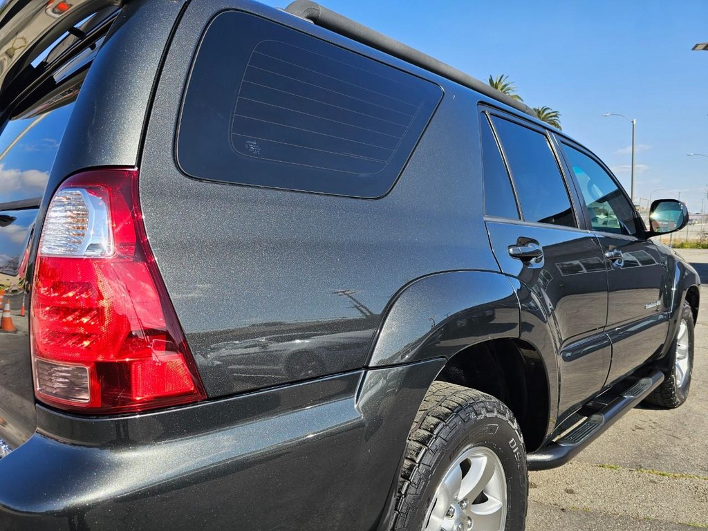 Toyota 4Runner Vehicle Full-screen Gallery Image 13