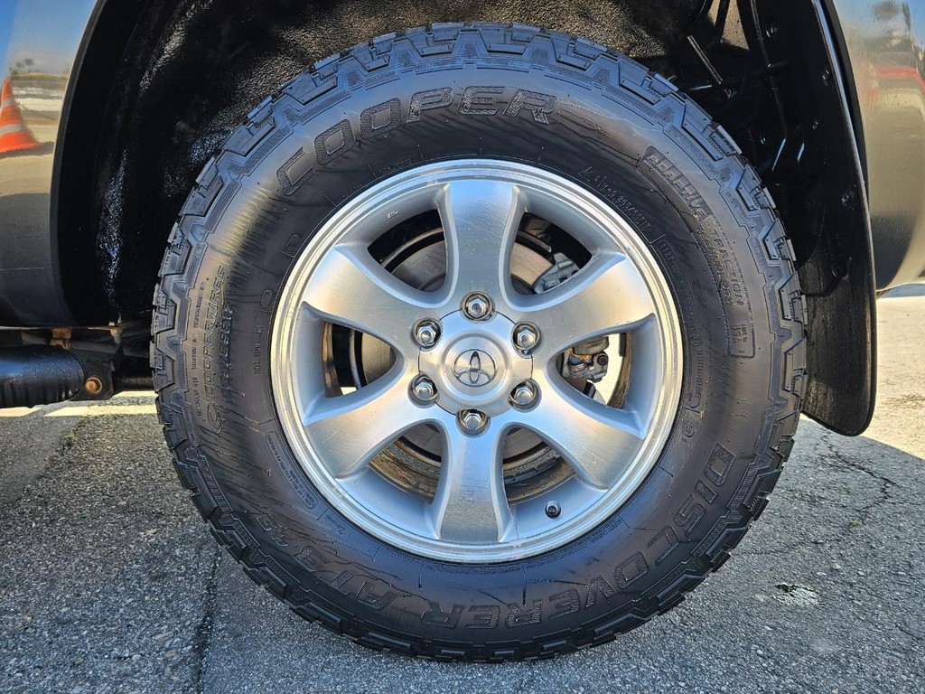 Toyota 4Runner Vehicle Full-screen Gallery Image 18