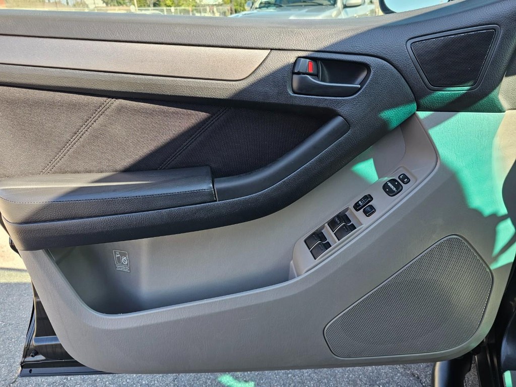 Toyota 4Runner Vehicle Full-screen Gallery Image 19