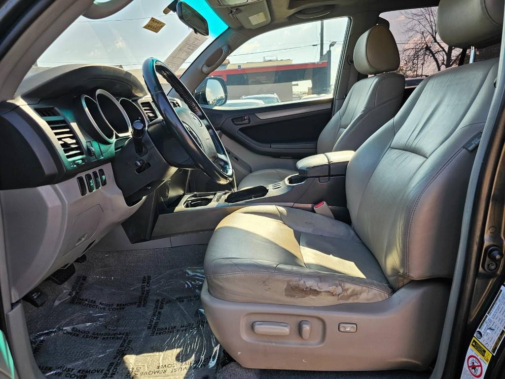 Toyota 4Runner Vehicle Full-screen Gallery Image 20