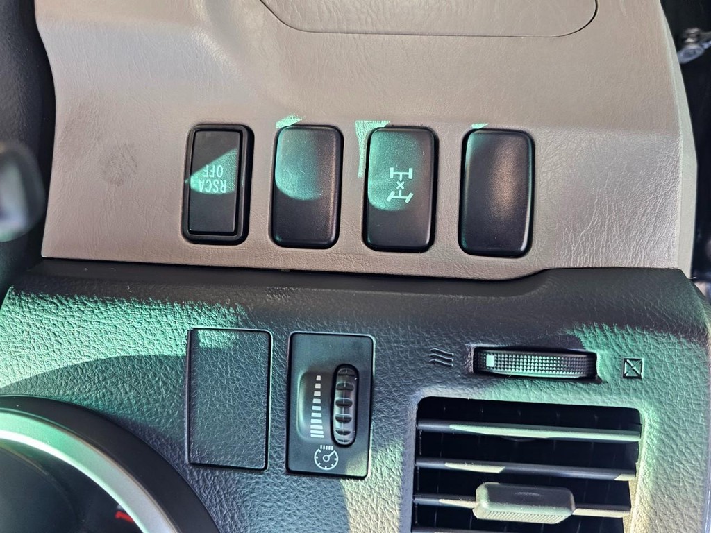 Toyota 4Runner Vehicle Full-screen Gallery Image 21