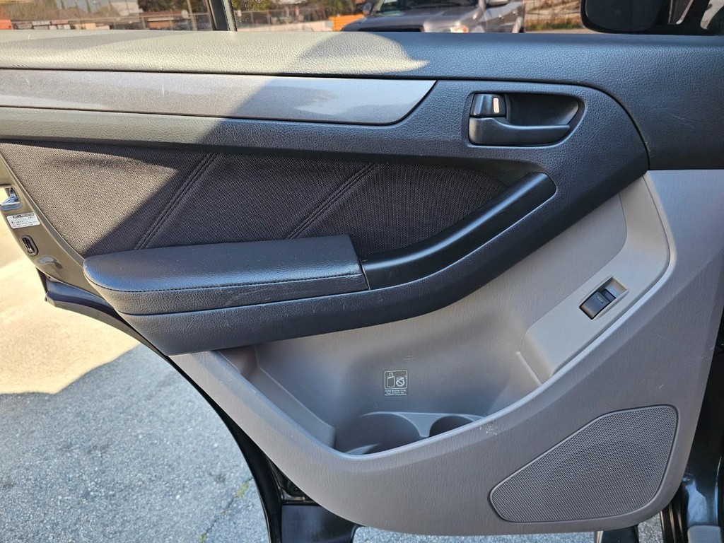 Toyota 4Runner Vehicle Full-screen Gallery Image 29