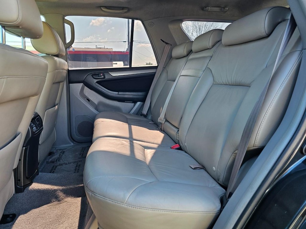 Toyota 4Runner Vehicle Full-screen Gallery Image 30