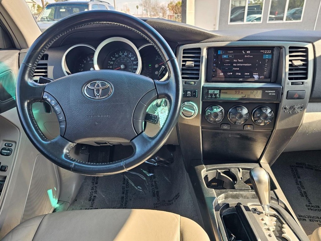 Toyota 4Runner Vehicle Full-screen Gallery Image 32