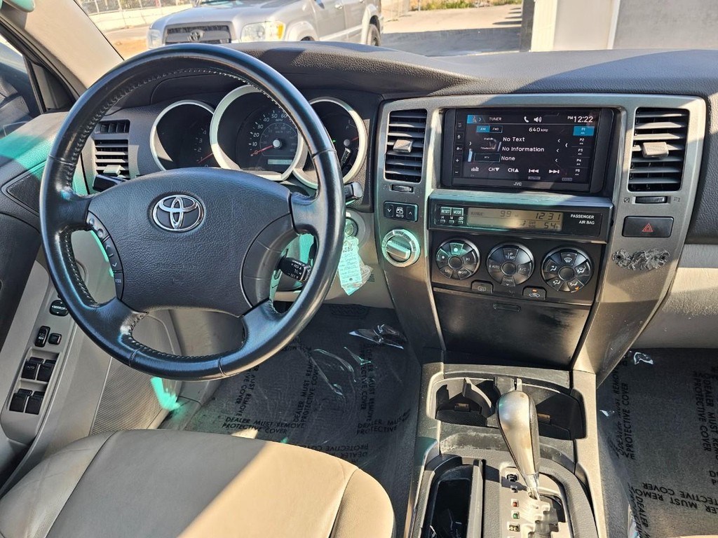 Toyota 4Runner Vehicle Full-screen Gallery Image 34