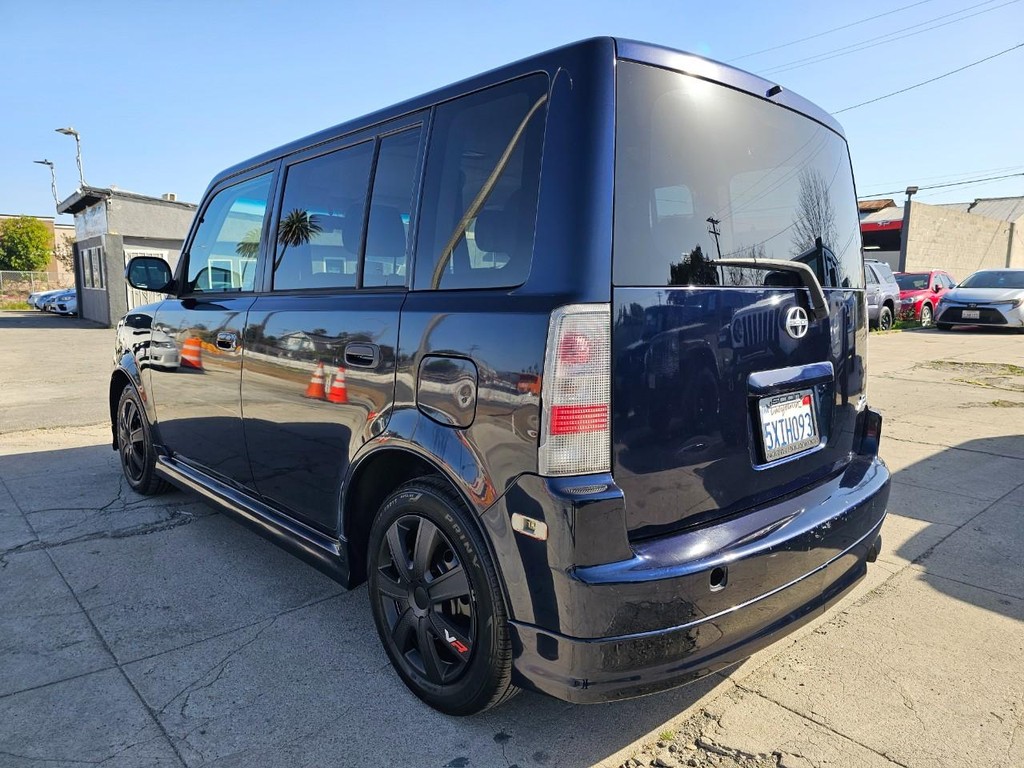 Scion xB Vehicle Full-screen Gallery Image 4