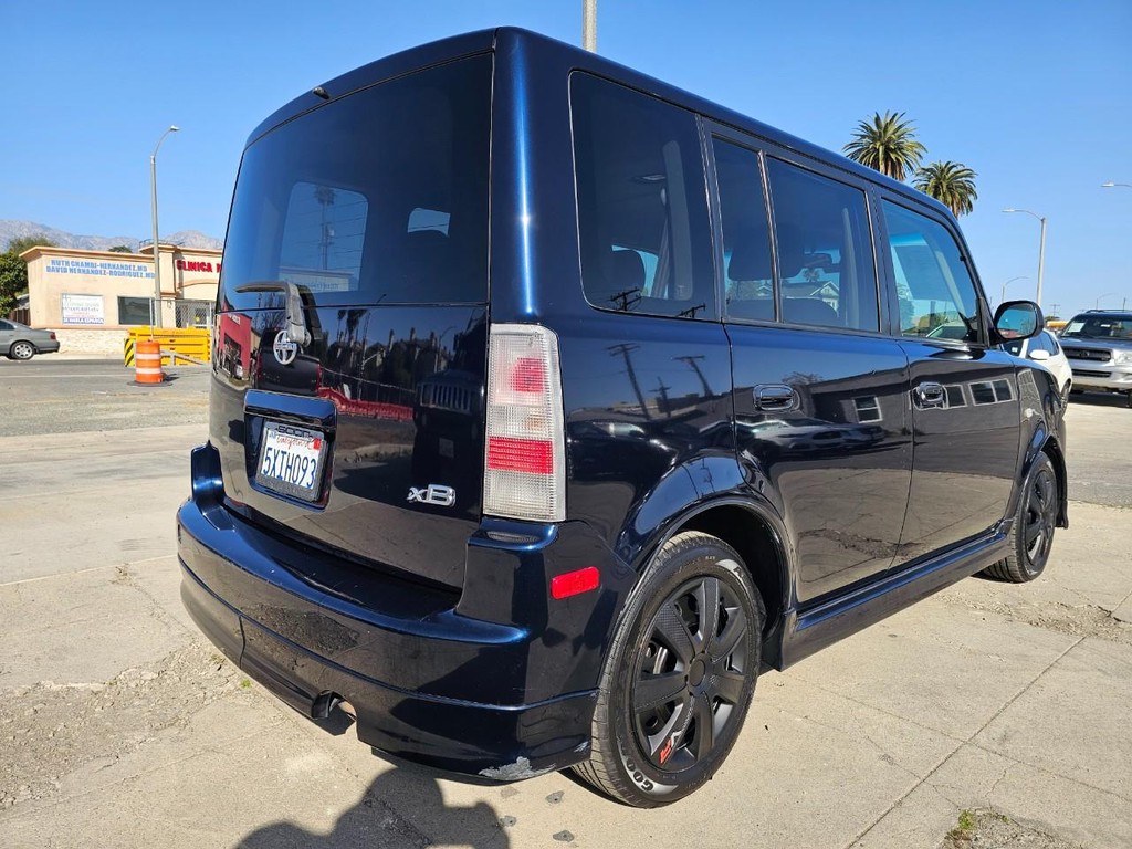 Scion xB Vehicle Full-screen Gallery Image 6