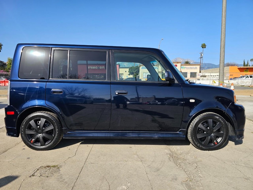 Scion xB Vehicle Full-screen Gallery Image 7