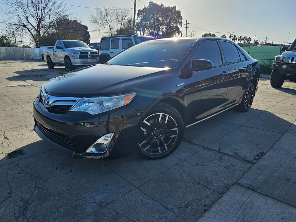 Toyota Camry Hybrid Vehicle Full-screen Gallery Image 2