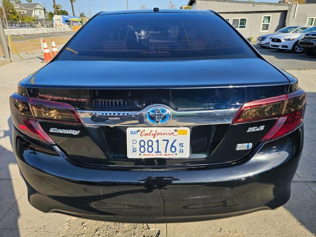 Toyota Camry Hybrid Vehicle Full-screen Gallery Image 5