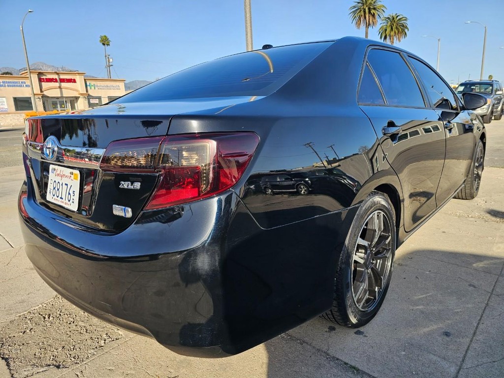 Toyota Camry Hybrid Vehicle Full-screen Gallery Image 6