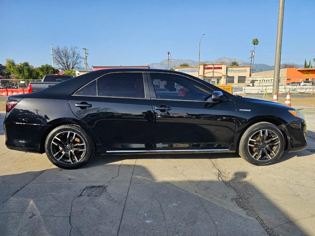 Toyota Camry Hybrid Vehicle Full-screen Gallery Image 7