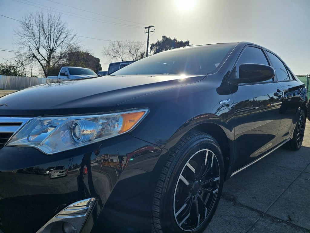 Toyota Camry Hybrid Vehicle Full-screen Gallery Image 11