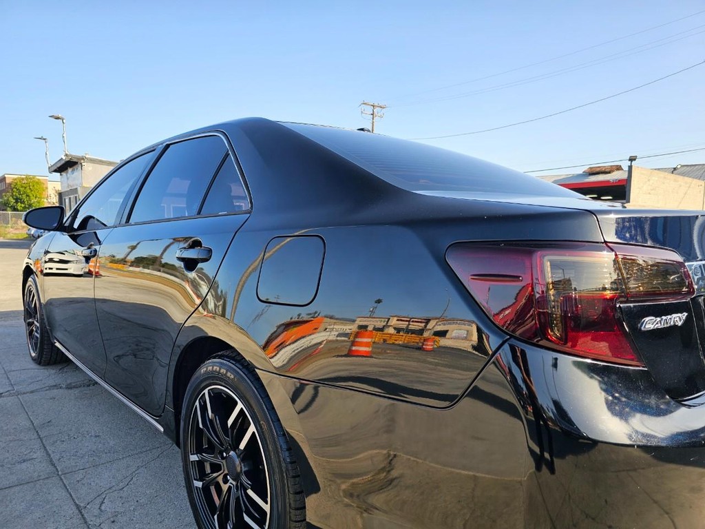 Toyota Camry Hybrid Vehicle Full-screen Gallery Image 12