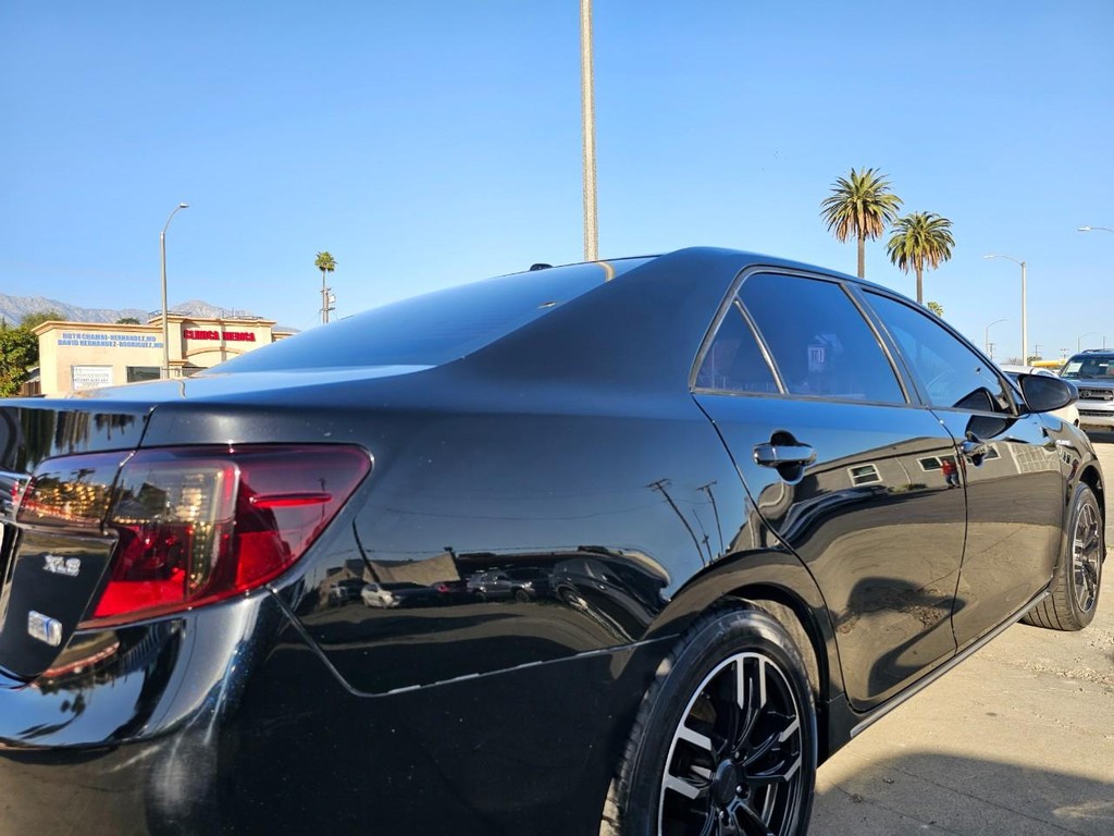 Toyota Camry Hybrid Vehicle Full-screen Gallery Image 13