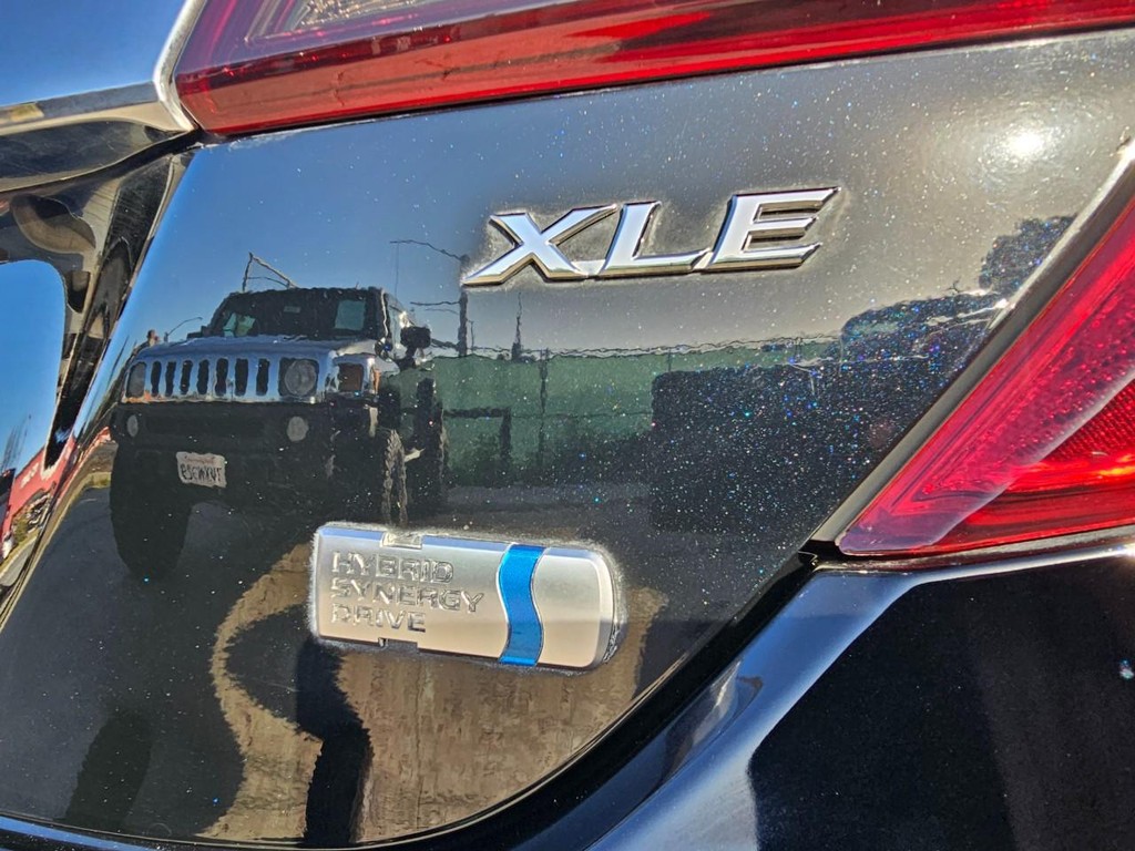 Toyota Camry Hybrid Vehicle Full-screen Gallery Image 14