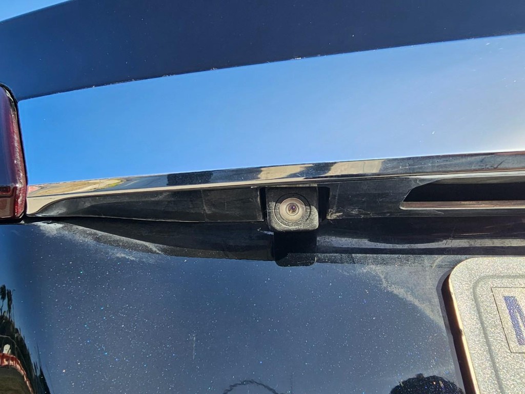 Toyota Camry Hybrid Vehicle Full-screen Gallery Image 15