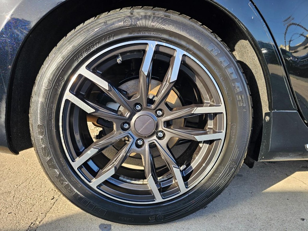 Toyota Camry Hybrid Vehicle Full-screen Gallery Image 16