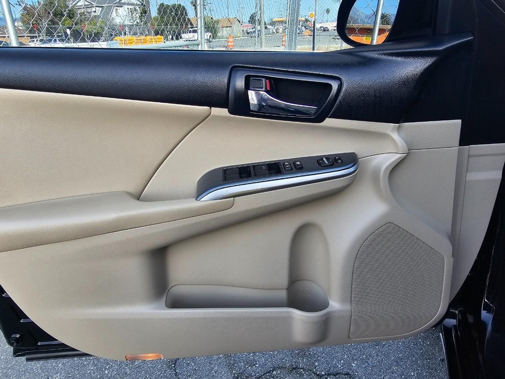 Toyota Camry Hybrid Vehicle Full-screen Gallery Image 17