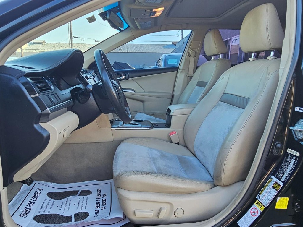 Toyota Camry Hybrid Vehicle Full-screen Gallery Image 18