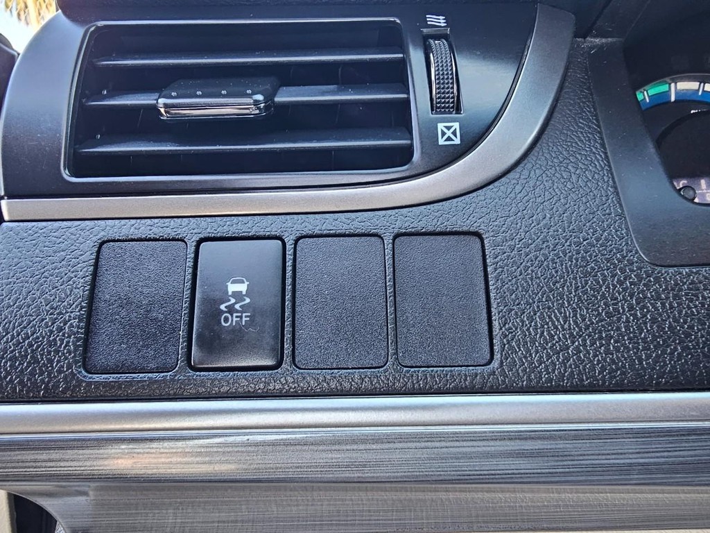 Toyota Camry Hybrid Vehicle Full-screen Gallery Image 19