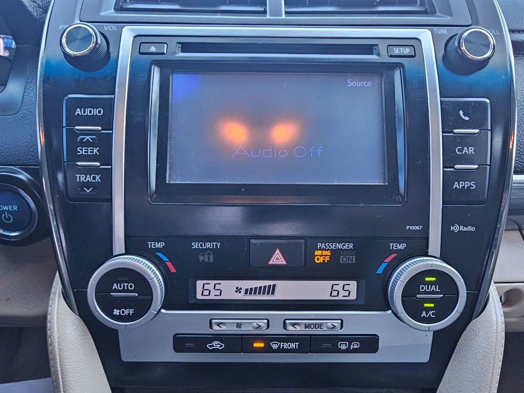 Toyota Camry Hybrid Vehicle Full-screen Gallery Image 23