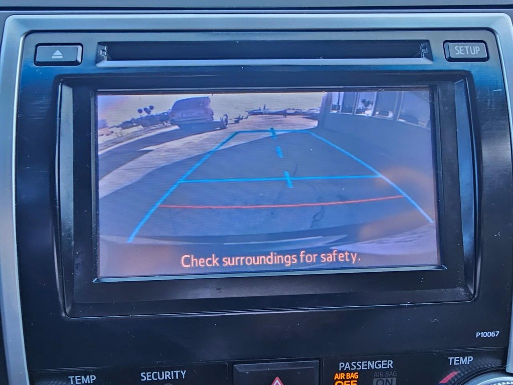 Toyota Camry Hybrid Vehicle Full-screen Gallery Image 24