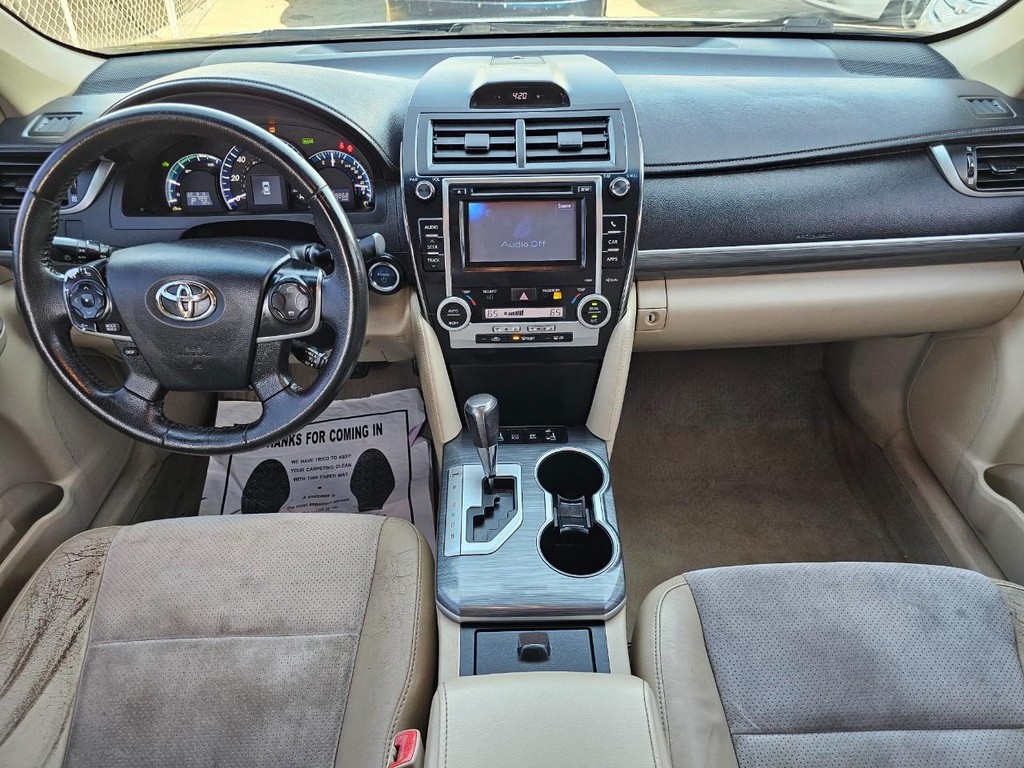 Toyota Camry Hybrid Vehicle Full-screen Gallery Image 27