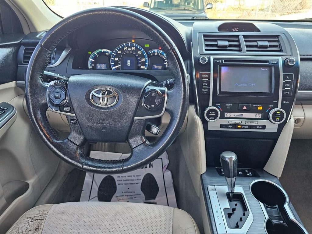 Toyota Camry Hybrid Vehicle Full-screen Gallery Image 28