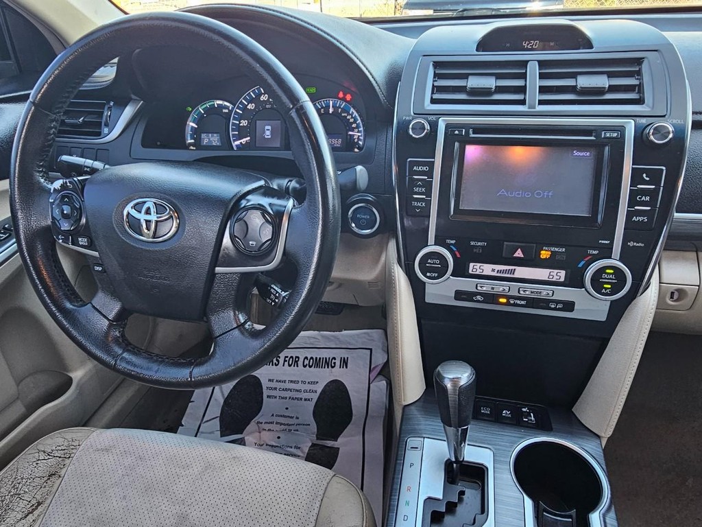 Toyota Camry Hybrid Vehicle Full-screen Gallery Image 30