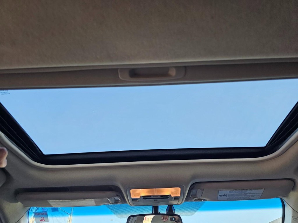 Toyota Camry Hybrid Vehicle Full-screen Gallery Image 35