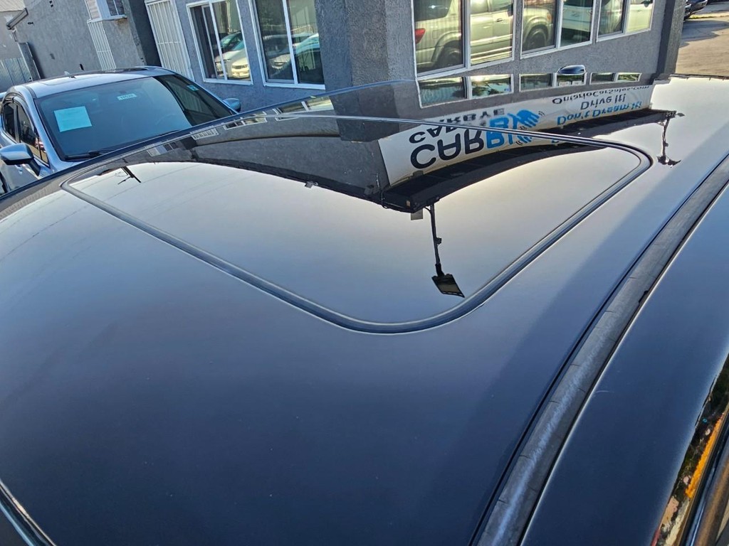 Toyota Camry Hybrid Vehicle Full-screen Gallery Image 36