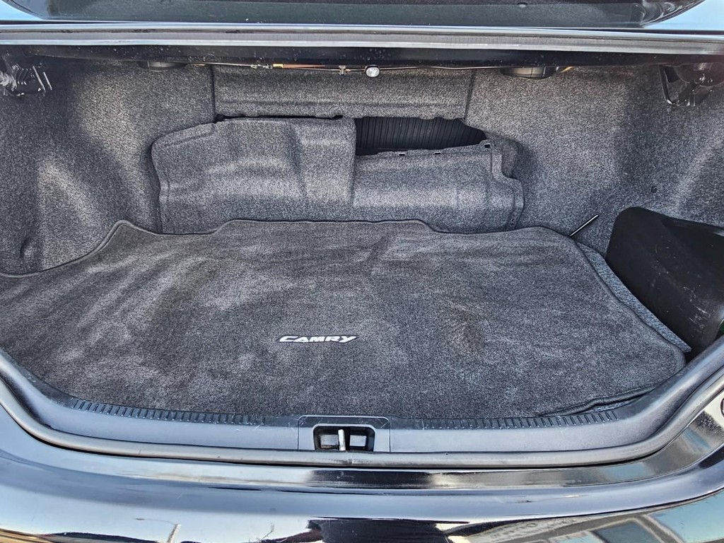 Toyota Camry Hybrid Vehicle Full-screen Gallery Image 37