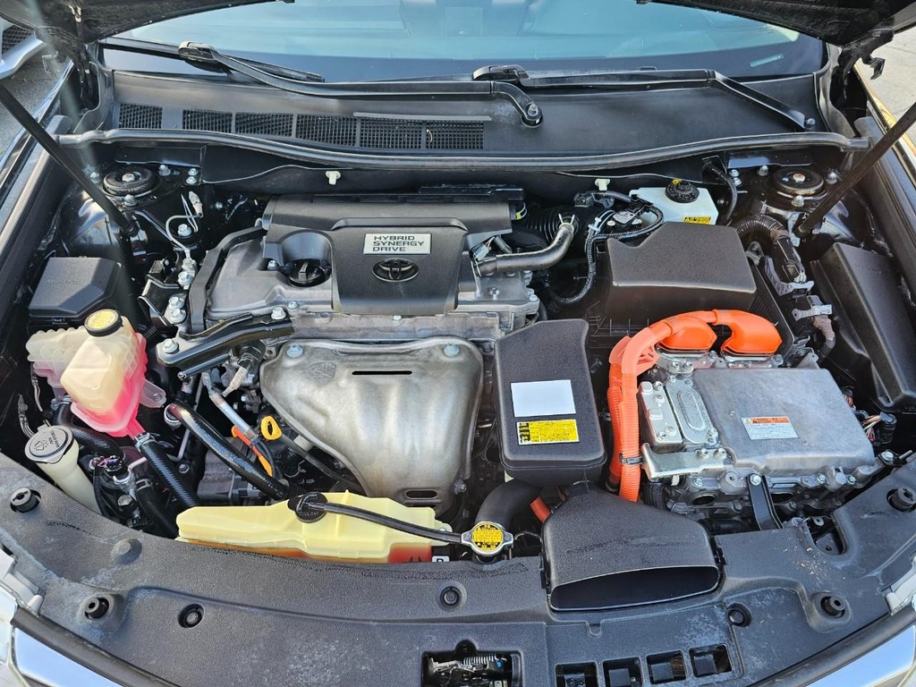 Toyota Camry Hybrid Vehicle Full-screen Gallery Image 38