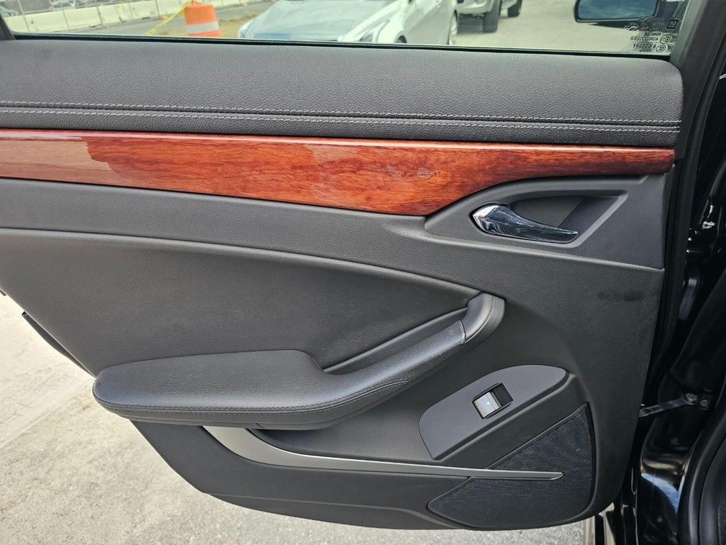 Cadillac CTS Wagon Vehicle Full-screen Gallery Image 28