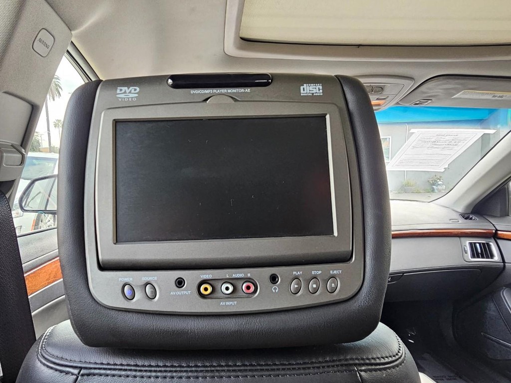 Cadillac CTS Wagon Vehicle Full-screen Gallery Image 30