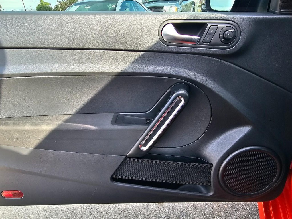 Volkswagen Beetle Vehicle Full-screen Gallery Image 17