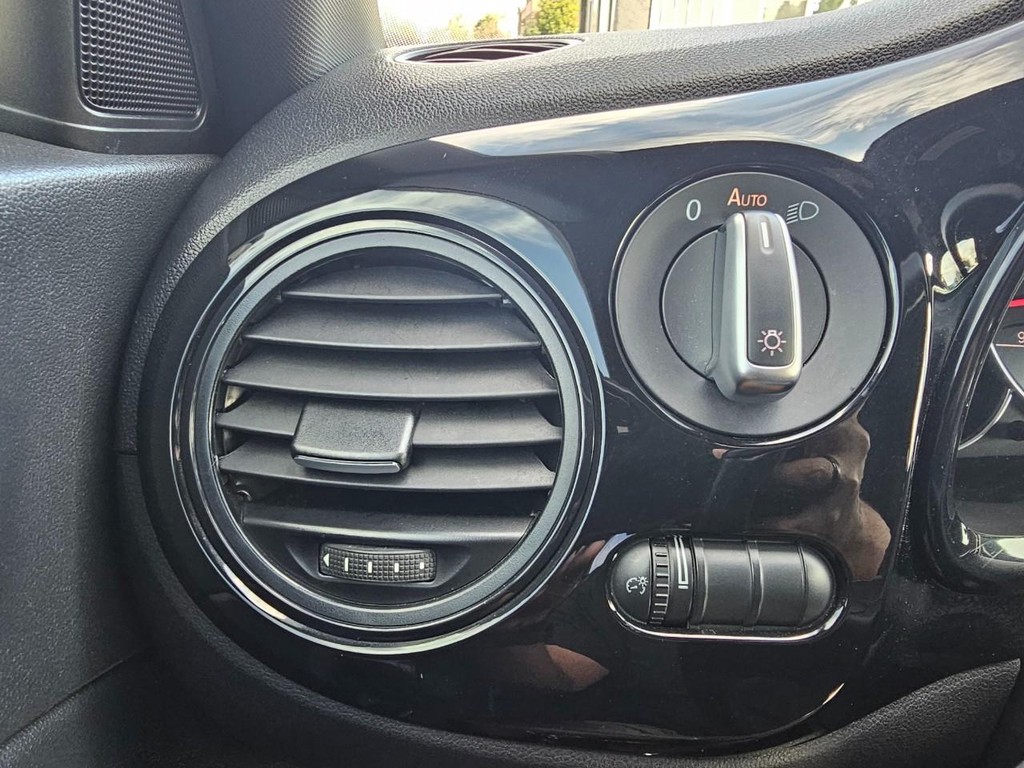 Volkswagen Beetle Vehicle Full-screen Gallery Image 19