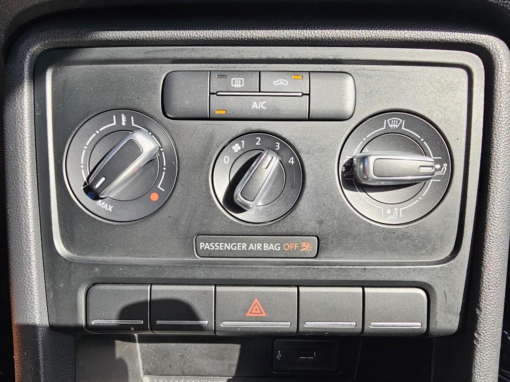 Volkswagen Beetle Vehicle Full-screen Gallery Image 25