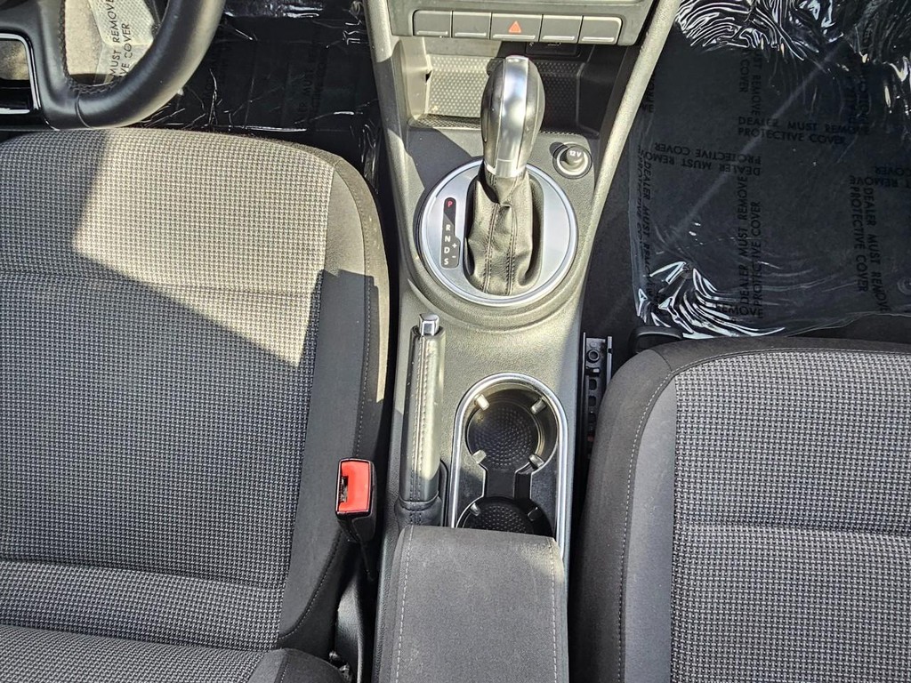 Volkswagen Beetle Vehicle Full-screen Gallery Image 32