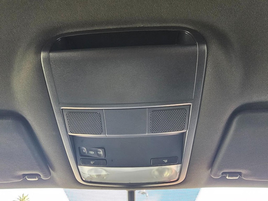 Volkswagen Beetle Vehicle Full-screen Gallery Image 33