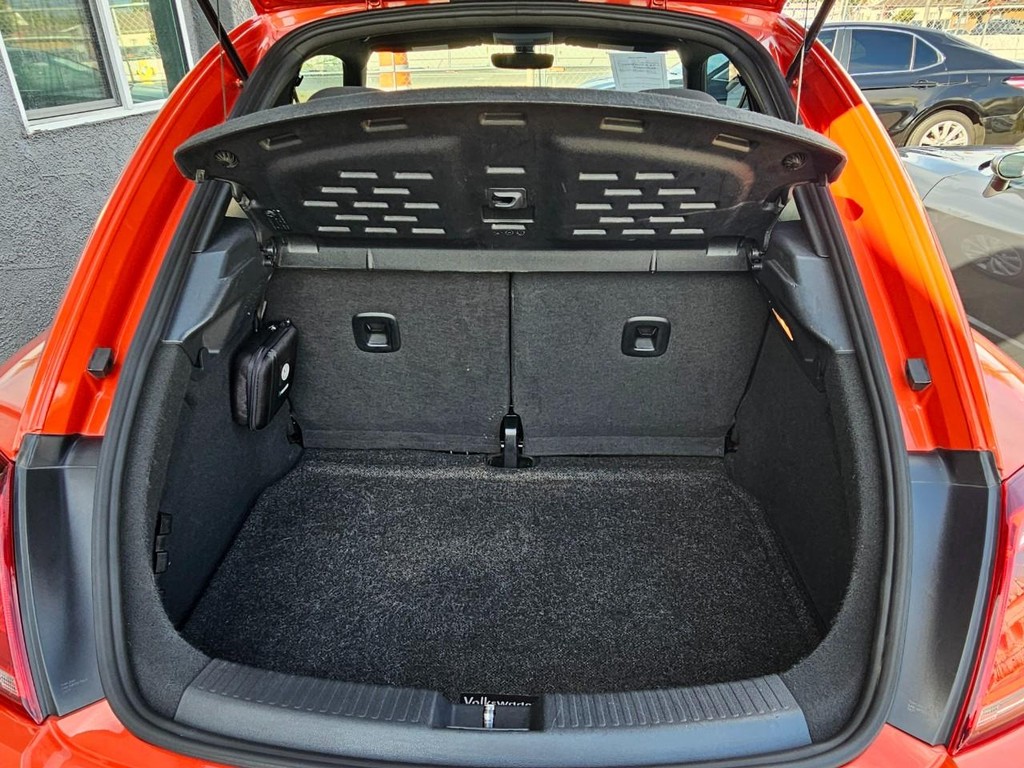 Volkswagen Beetle Vehicle Full-screen Gallery Image 36