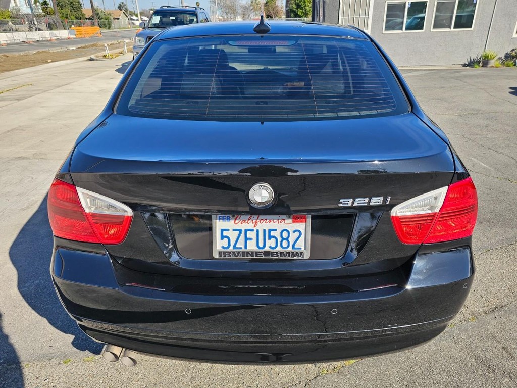 BMW 3 Series Vehicle Full-screen Gallery Image 05