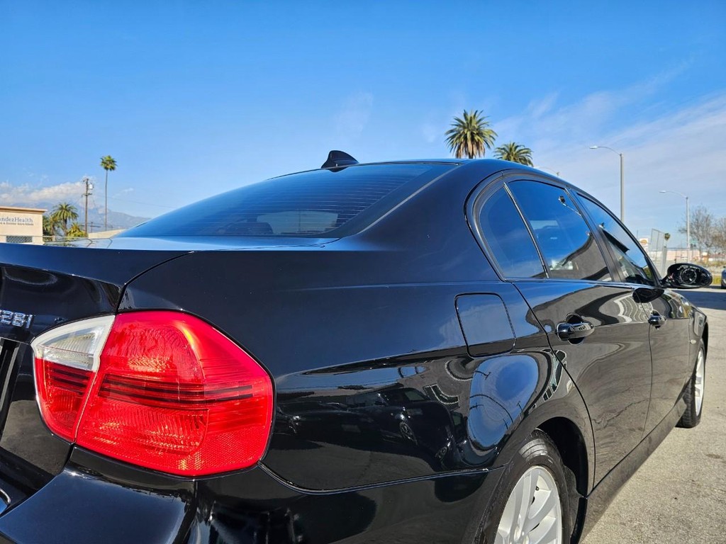 BMW 3 Series Vehicle Full-screen Gallery Image 13