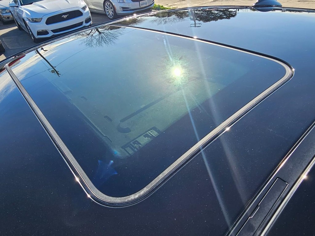 BMW 3 Series Vehicle Full-screen Gallery Image 14