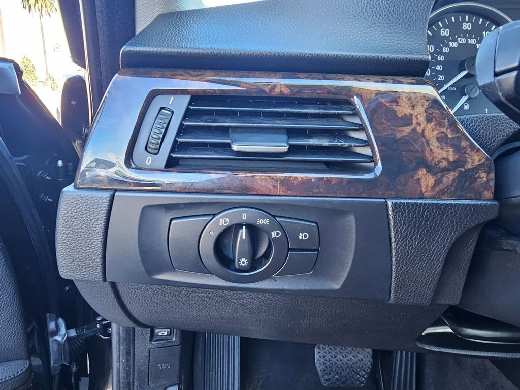 BMW 3 Series Vehicle Full-screen Gallery Image 16