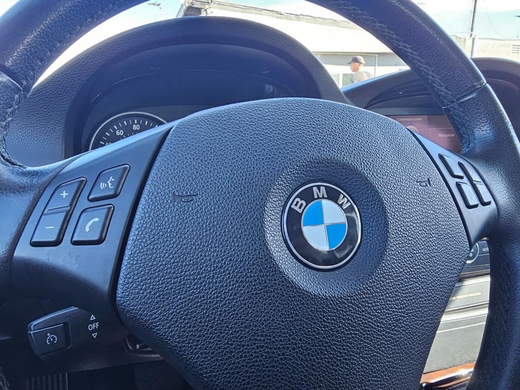 BMW 3 Series Vehicle Full-screen Gallery Image 17